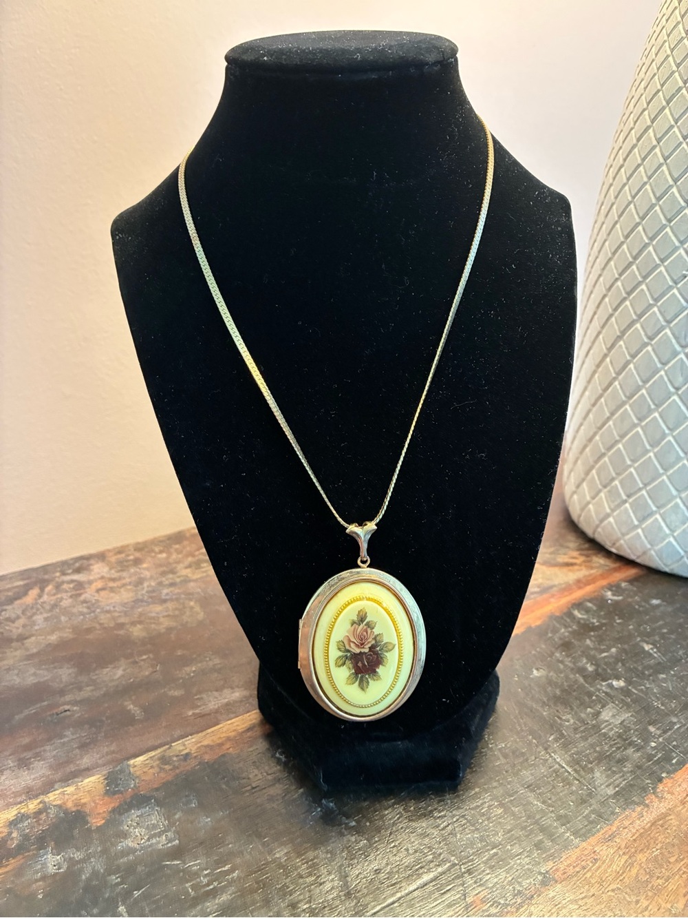 Vintage-Inspired Gold Floral Locket Necklace - Yellow & Pink